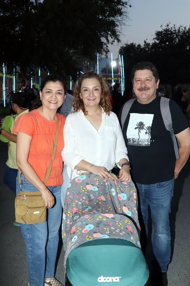 Maritza Martínez de Rosas, Raquel Rosas y Efraín Rosas