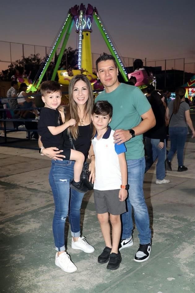 Andrés Robles, Nancy de Robles, Alejandro Robles y Alejandro Robles Campos