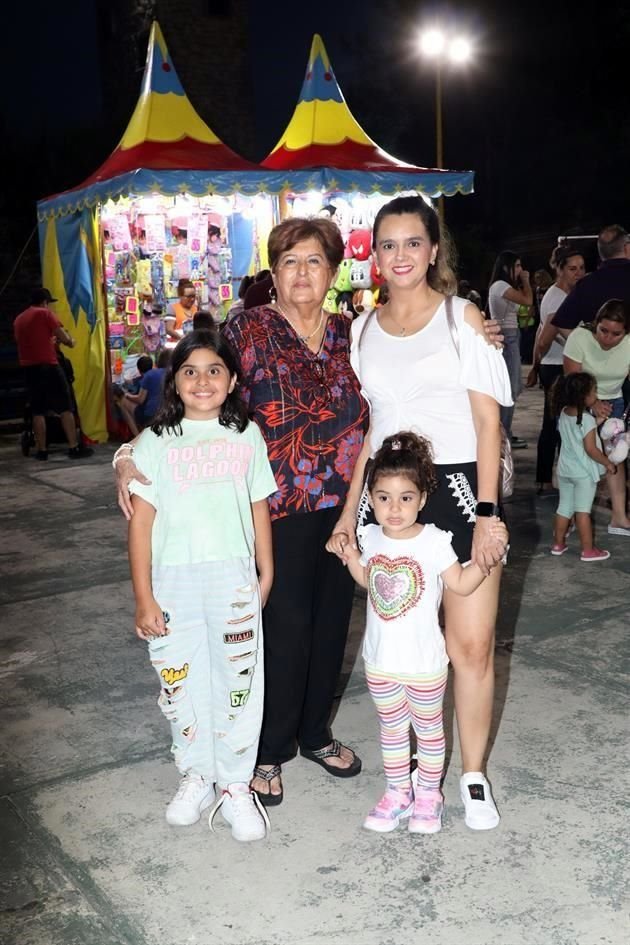 Rosalinda Peña, Alejandra López de Tamez, Maríangela Tamez y Alondra Tamez