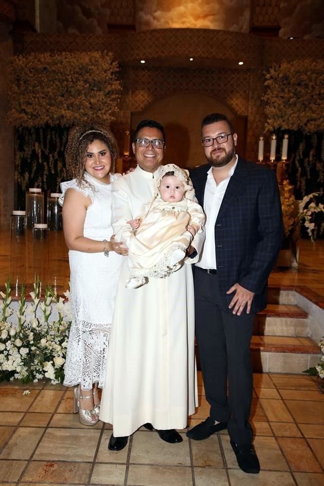 Maythee Tamez Miranda, Padre Francisco Javier Vázquez, Isabella Treviño Tamez y Julio Treviño Díaz