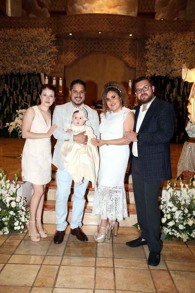Evelyn Treviño, Alejandro Monsivais, Isabella Treviño Tamez, Maythee Tamez Miranda y Julio Treviño Díaz