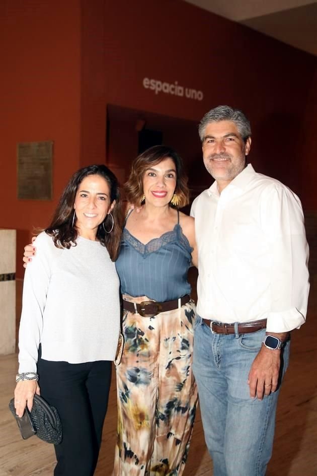 Adriana Rivera, Mariana Engelbrecht de Montalvo y Francisco Montalvo