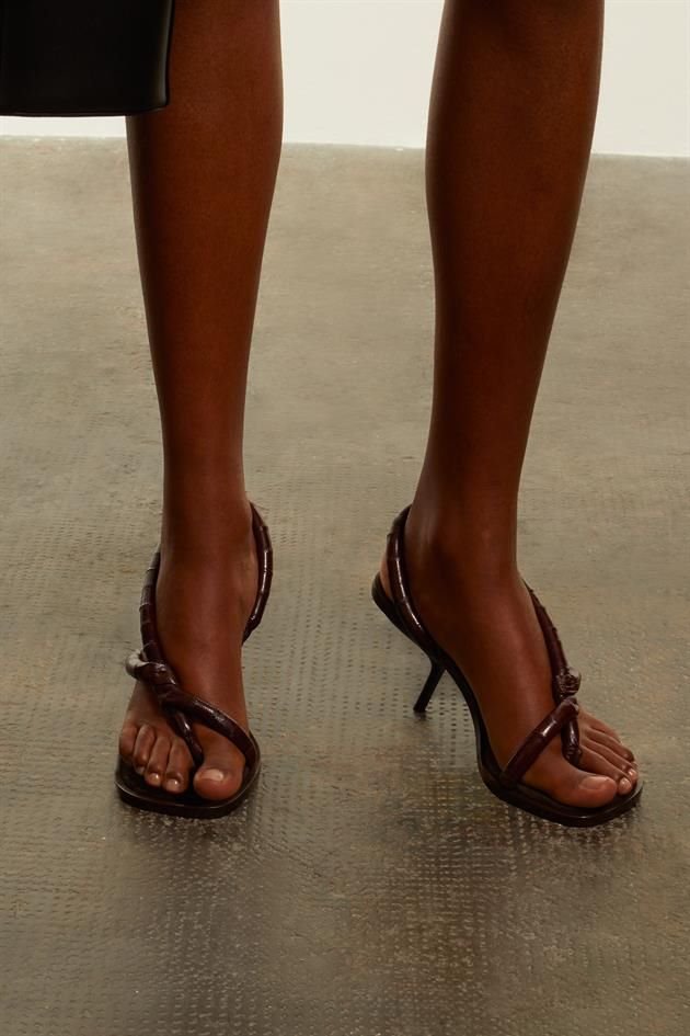 Los destellos de la firma también se hacen presentes en los detalles de cuerdas retorcidas en las sandalias.