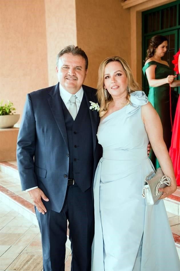 Jesús González Montemayor y Marissa Almaguer de González