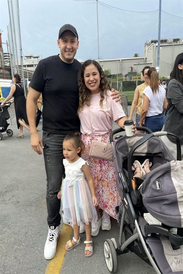 Xavier Caro, Cecilia Vargas y Camila Caro