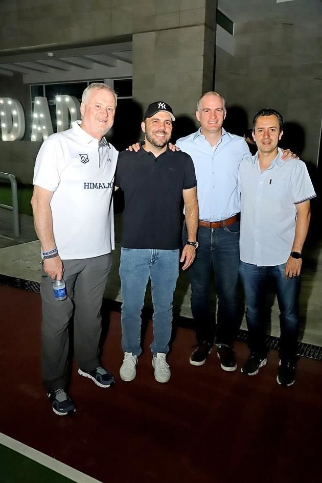 Kevin Egan, director del Colegio Himalaya, Joseph Saliba, Jorge Belden y Ricardo Leal