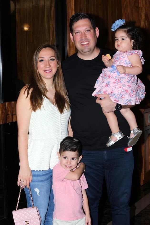 Katy González de Quiroga, José Antonio Quiroga, Raúl Quiroga y José Antonio Quiroga Jr.