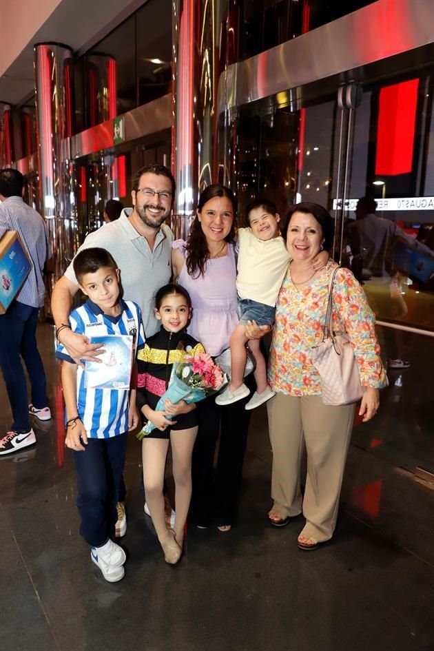 Cristian Martínez, Catalina Oseguera, Andrés Martínez, Susana Herrera, Santiago Martínez y Regina Martínez