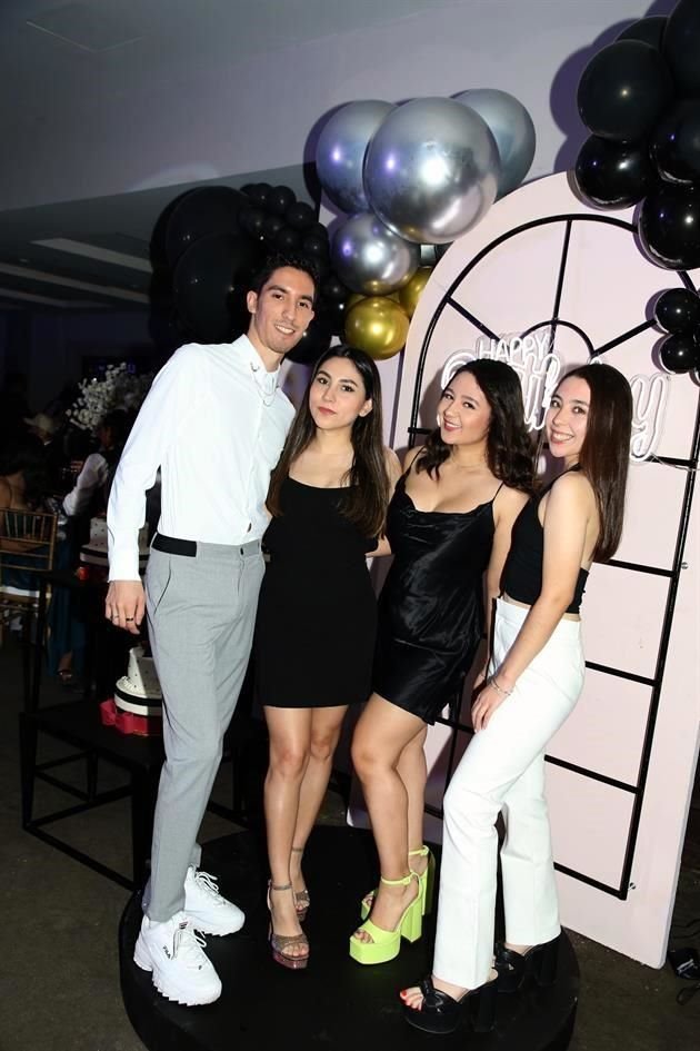 Diego Medina, Karla Leos, Renata Velázquez y Mariana Velázquez