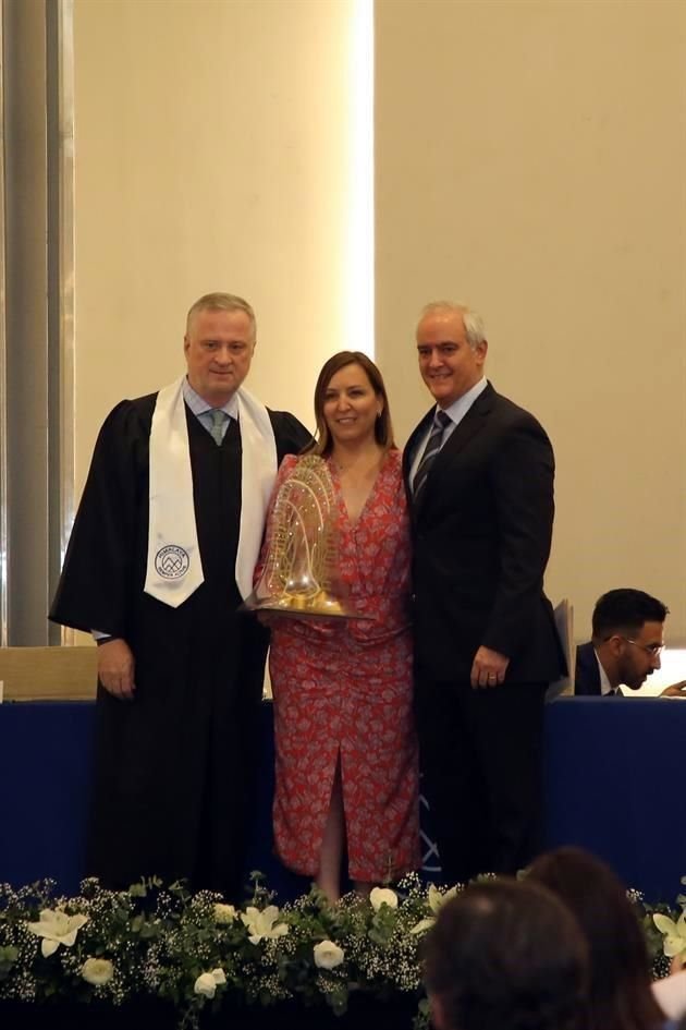 Mr. Kevin Egan, Fernanda Treviño y Mauricio Garza