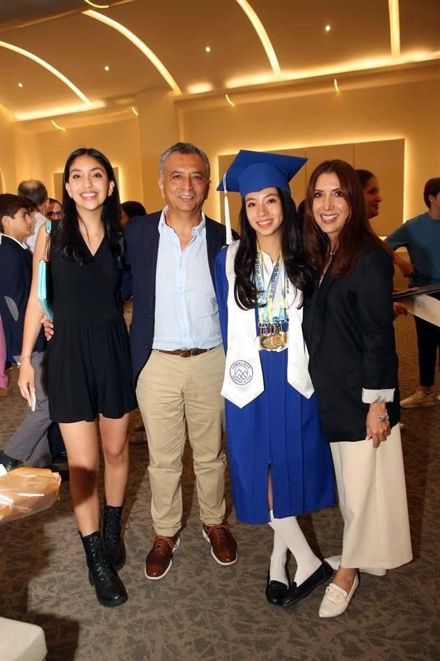 Valeria González, Rogelio González, Andrea González y Verónica Torres de González