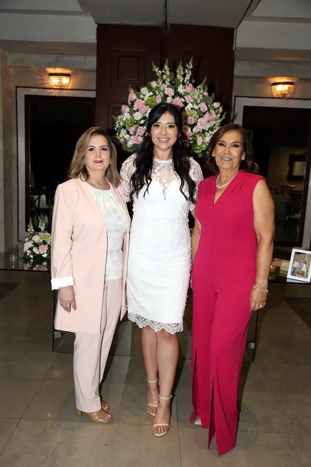 Diana Flores de Caballero, Martha Carrales González y Martha Margarita González Garza