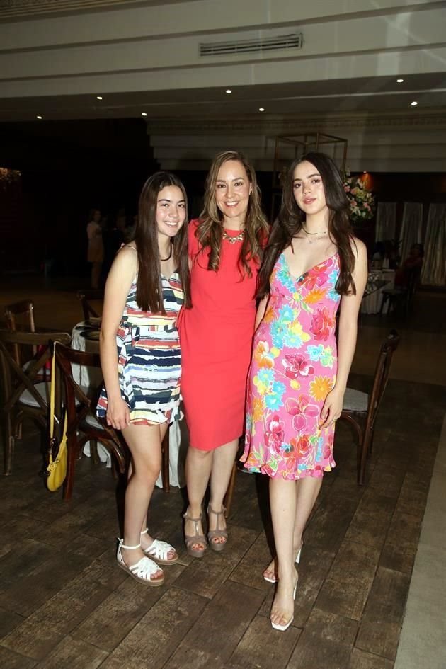 Daniela Alvarado, Mayra Gutiérrez de Alvarado y Alejandra Alvarado