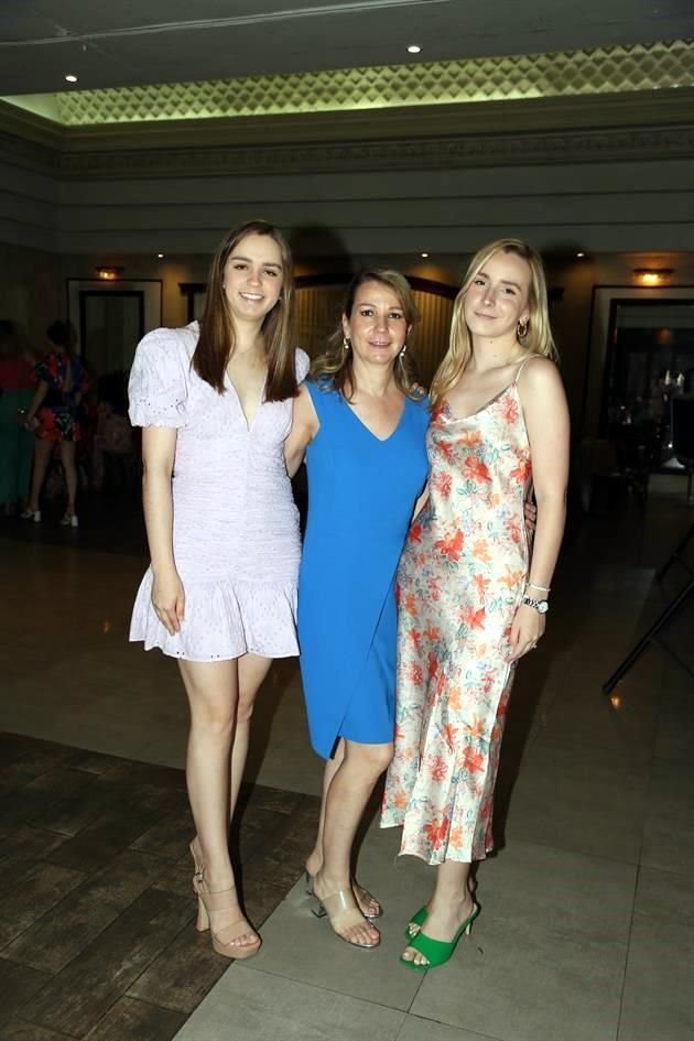Lisa Carral, Verónica Flores de Carral y Regina Carral