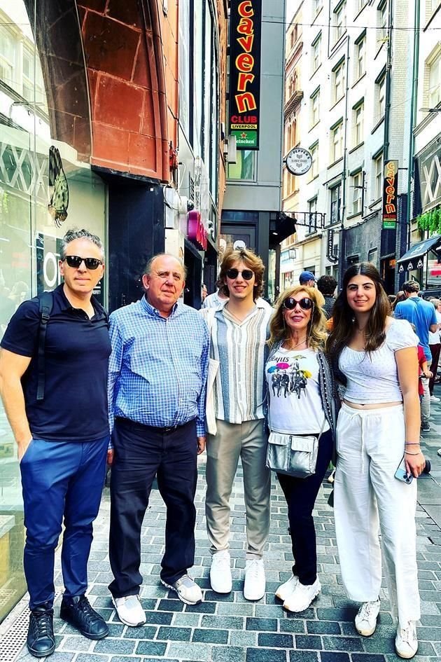 INGLATERRA. Miguel Bichara, Bernardo Bichara Kawas, María Esther Assad de Bichara y Susana Bichara