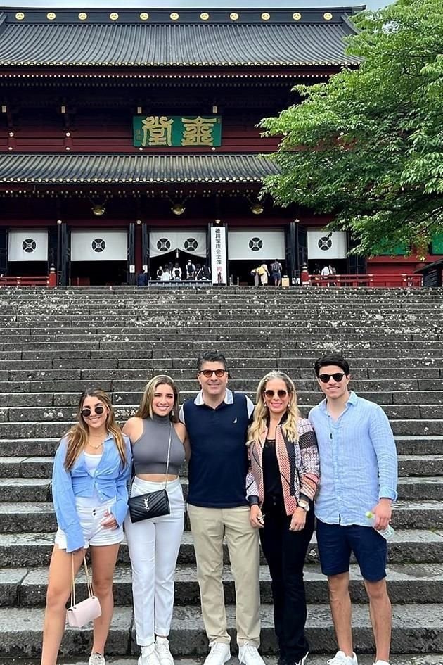 JAPÓN. Eduardo Molina y Eloísa Villarreal con Valeria, Eloísa y Eduardo Molina Villarreal