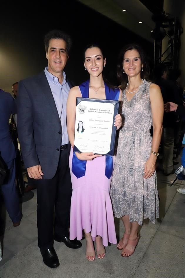 Roberto Quintanilla, Andrea Quintanilla Treviño y Miriam Treviño de Quintanilla