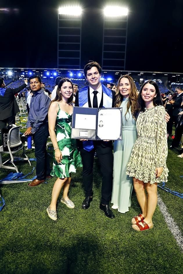 Claudia Navarrate, Óscar Miguel Navarrate, Claudia Depraect y Vero Navarrate