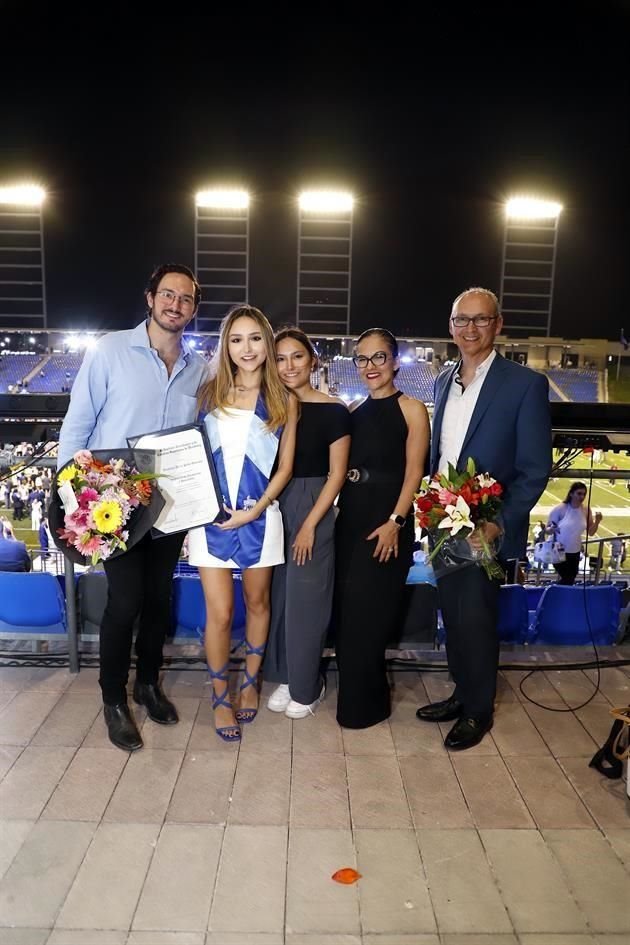 Mauricio López, Verónica de la Peña, Viviana de la Peña, Alba González de De la Peña y Harry de la Peña