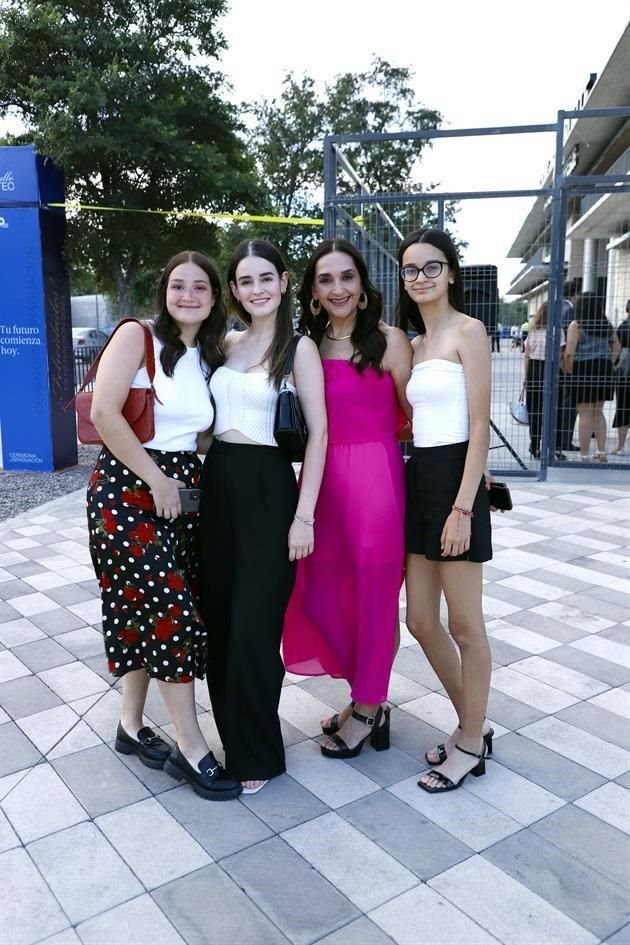 Mía Blanco, María Blanco, Claudia Córdova y Karen Blanco