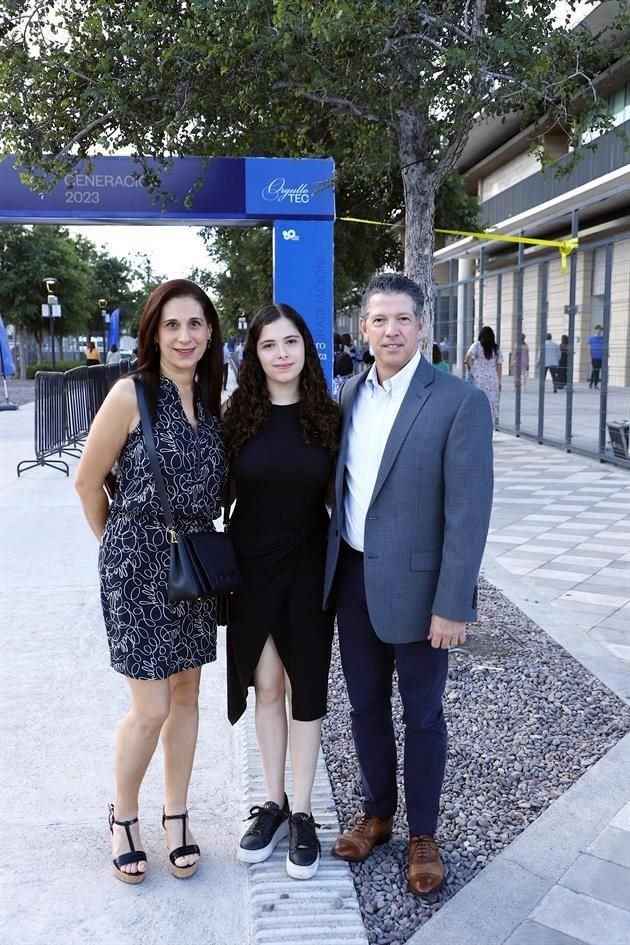 Daphne Newell, Romina García y Carlos García
