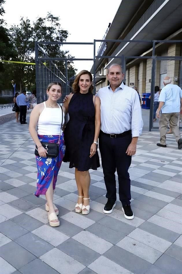 Carolina Guajardo, Maricarmen González y Gerardo Guajardo