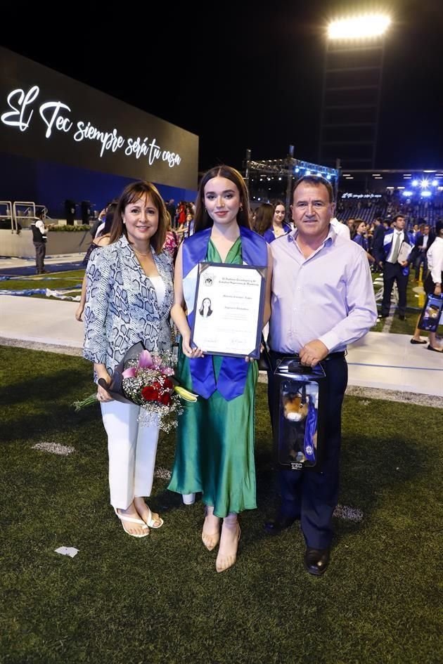 Alma López, Marcela Enríquez y Enrique Enríquez