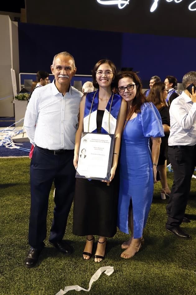 Juan Carlos Reyes Páez, Monserrat Reyes y María Lozano de Reyes Páez