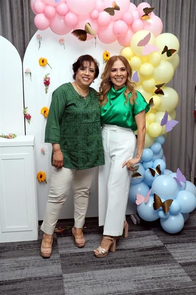 Evangelina Salazar de Caballero y Gabriela Medina