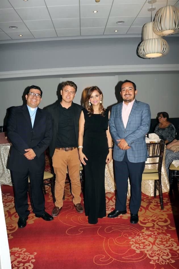 Padre Mario Villegas, Miguel Martínez, Lucía Méndez y Rafael Moreno