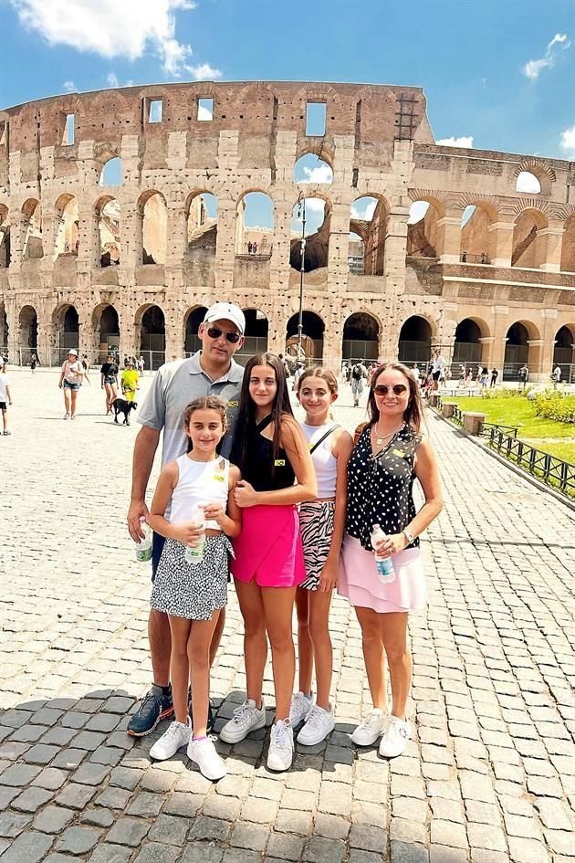 ROMA, ITALIA. Mayra Macías de Canvati con su esposo, Mauricio Canavati Marcos y sus hijas Estefanía, Balbina y Christiane Canavati