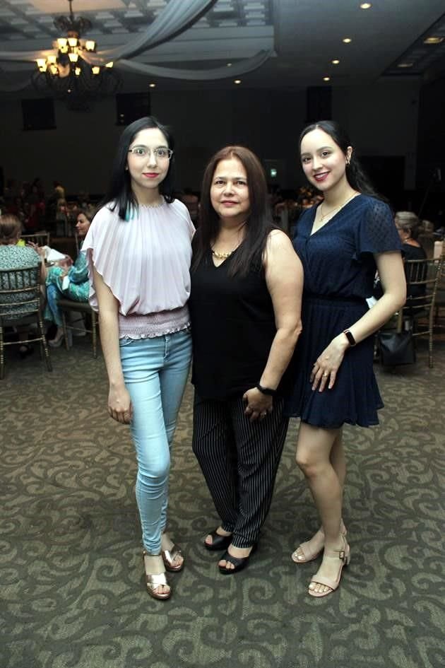 Jalfely Vásquez, Adriana Chapoi y Fernanda Leal