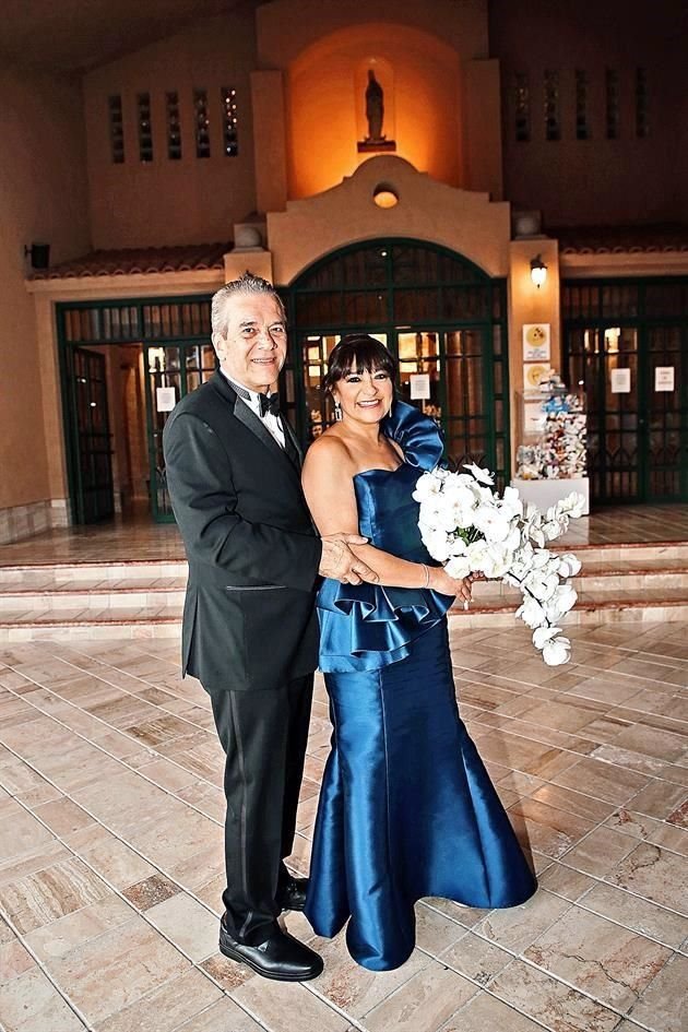 PAPÁS DE LA NOVIA. Armando E. Zamora Gallegos y María Guadalupe Zamarrón de Zamora<br>