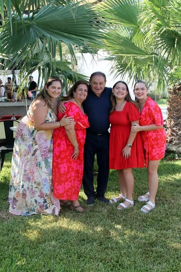 Alicia García, Alicia Villarreal de García, Arturo García, Mariana Garvi y Andrea Garvi