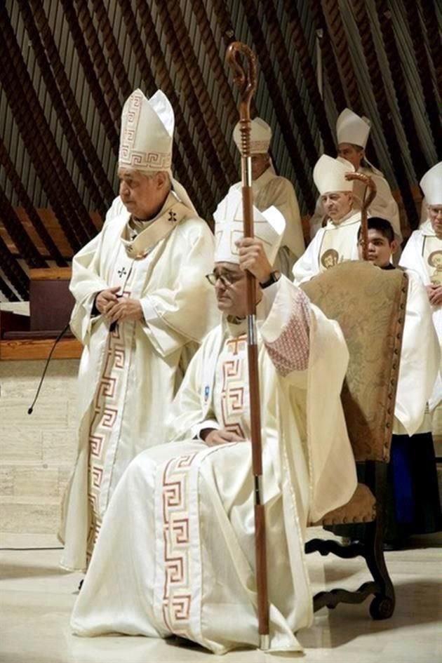 El Arzobispo Rogelio Cabrera López (izq.) y el Obispo Auxiliar Carlos Alberto Santos García durante la misa de consagración.