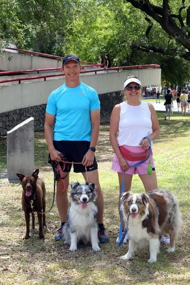 Jorge Azzario y Lorena Breinbauer con sus mascotas Sansa, Mara y Apolo