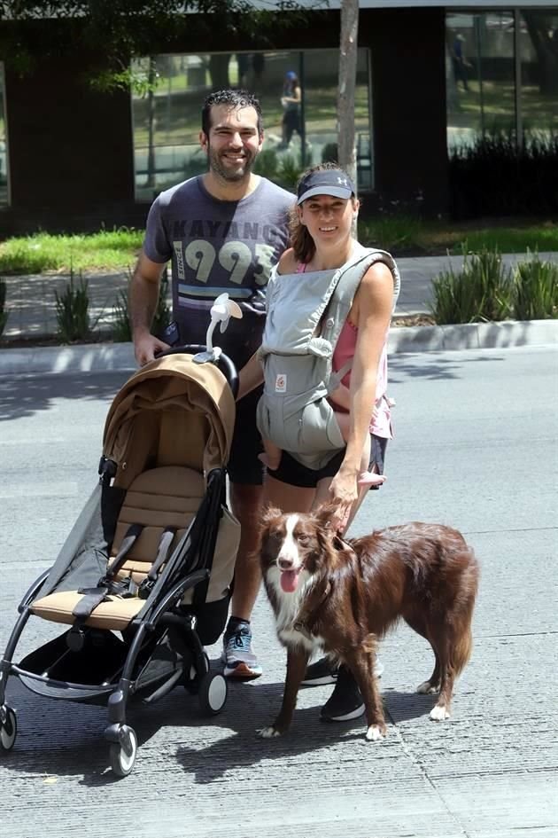 Héctor Lozano y Viviana de Lozano con su mascota Cooper