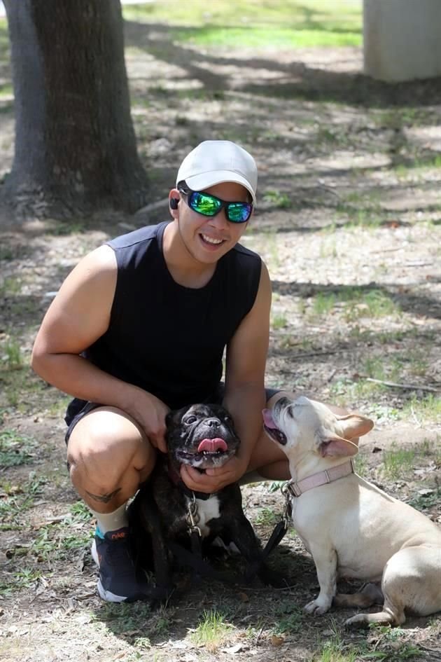 Fernando Palafox con sus mascotas Sophie y Pepper