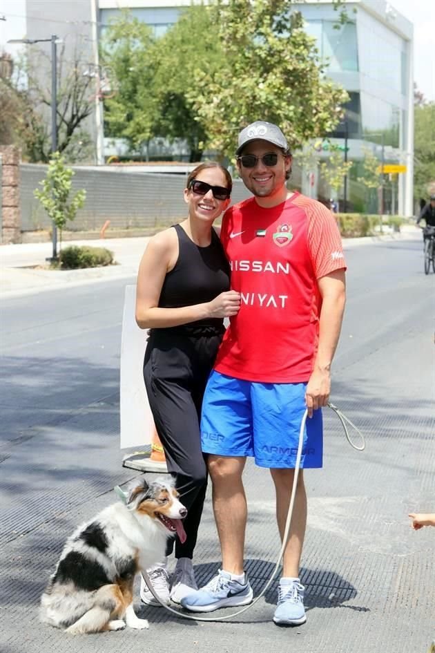 Mariel Tijerina y Alan Medellin con su mascota Micaela