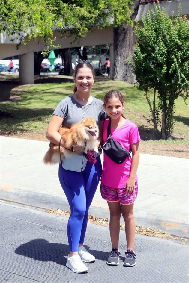 Isabella Villarreal y Valeria Villarreal con su mascota Frida