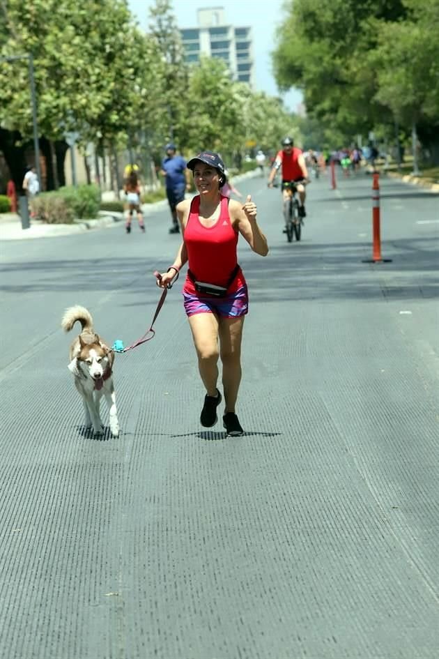 Claudia Depraect y su mascota Laska