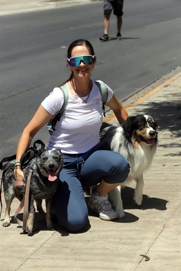 Tere Farías de Serrano con sus mascotas Arya y Pancho