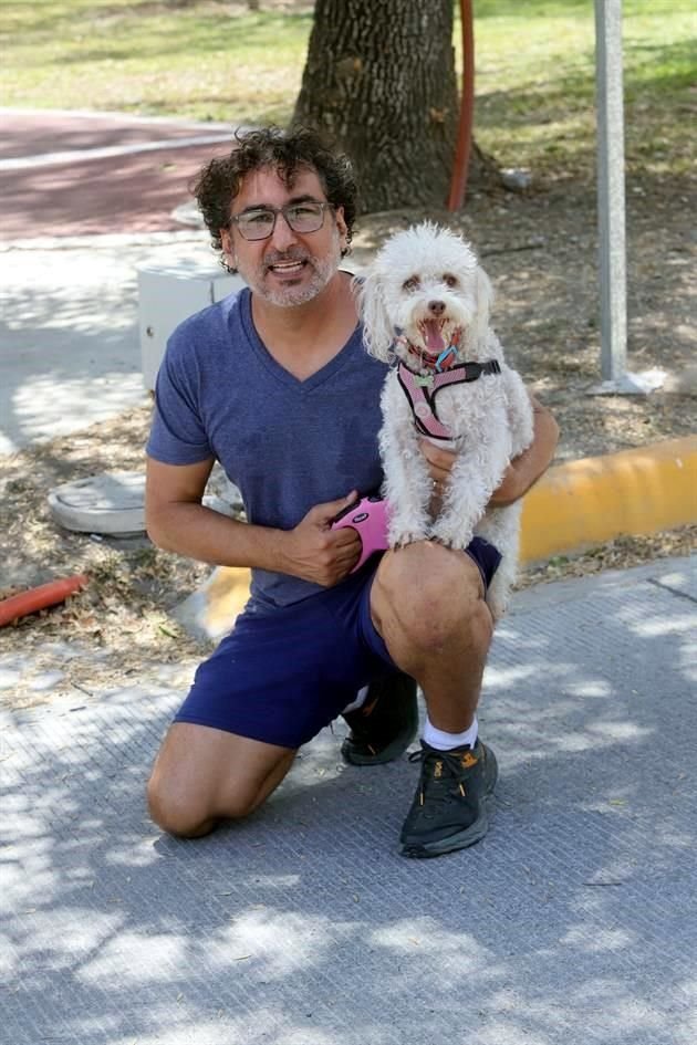 Carlos de la Peña y su mascota Dua