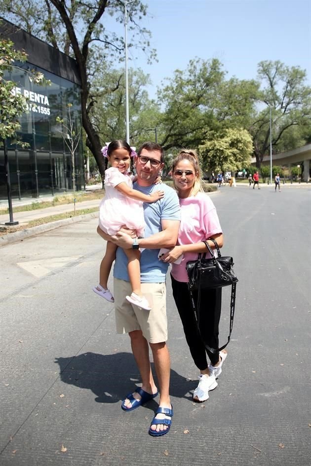 Paula Sánchez, Carlos Sánchez y Mirna Sandoval de Sánchez