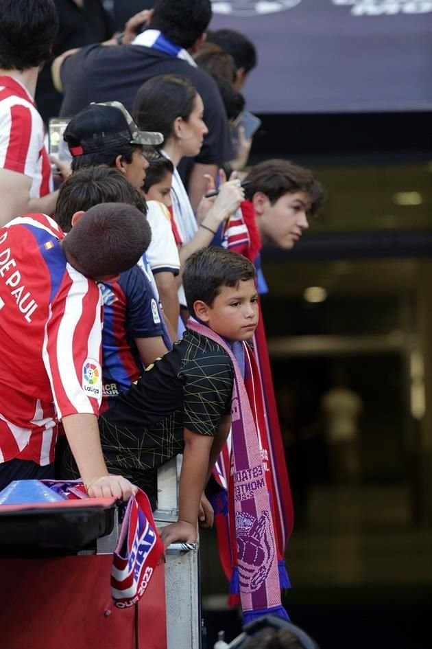 Afición regiomontana gozó en grande la fiesta que armaron Atlético de Madrid y Real Sociedad en Monterrey. Así se vivió el ambiente en el Gigante de Acero.