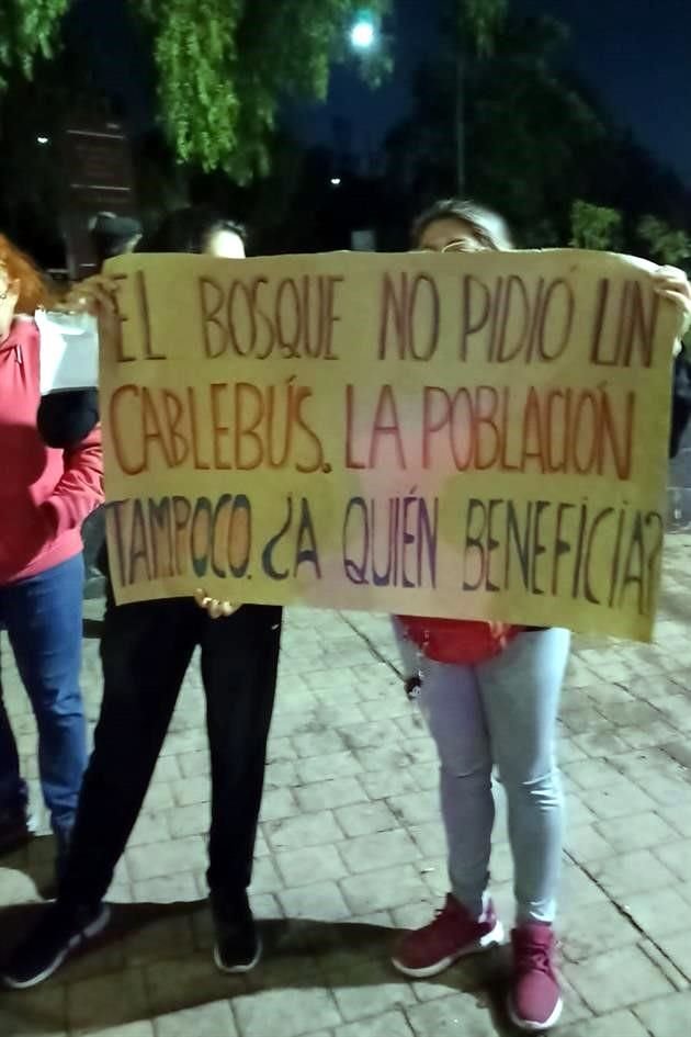 Con pancartas en contra de esta tala y deforestación de esta zona del bosque, donde se pretende colocar la estación Panteón de Dolores, habitantes se han reúnen para defender el árbol.