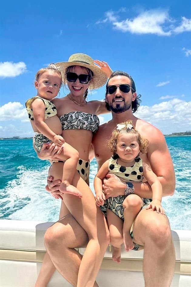 Sofía Salinas y Mario Blásquez con sus hijas Loretta y Doménica. CANCÚN