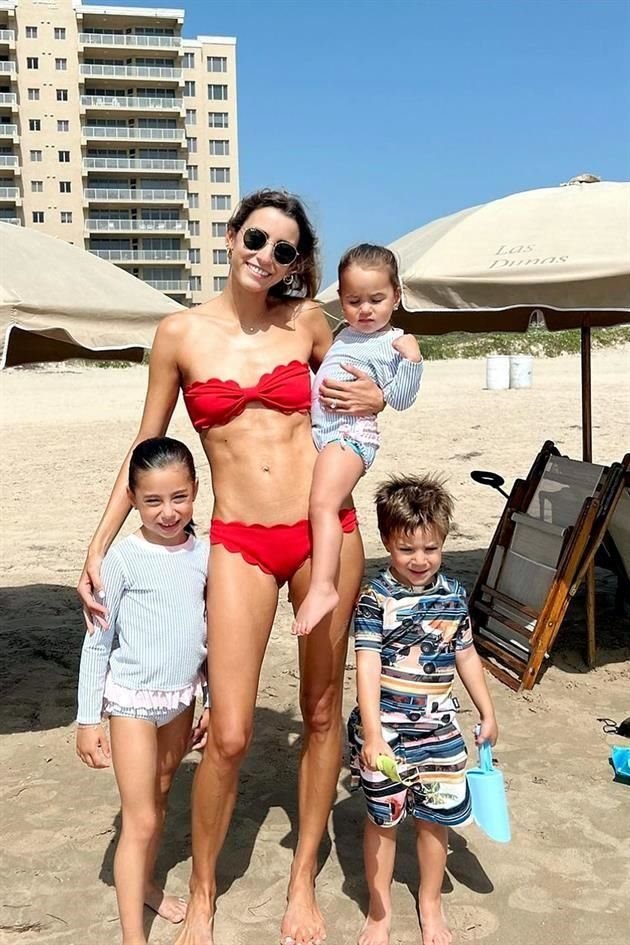 Cordelia Guerra de Kalifa con sus hijos Jimena, Carola y Fede. ISLA DEL PADRE