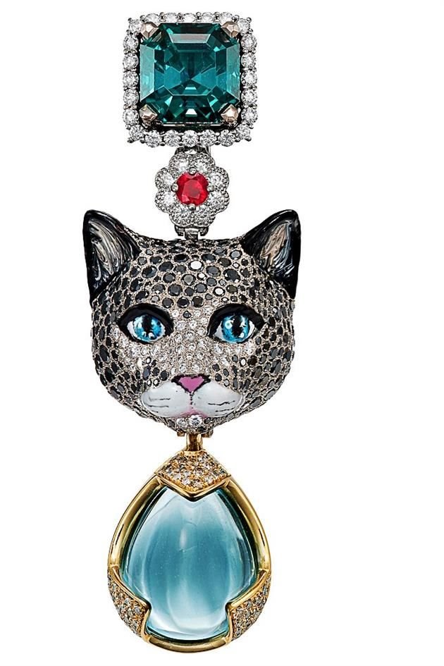 Decorados con diamantes y piedras preciosas.