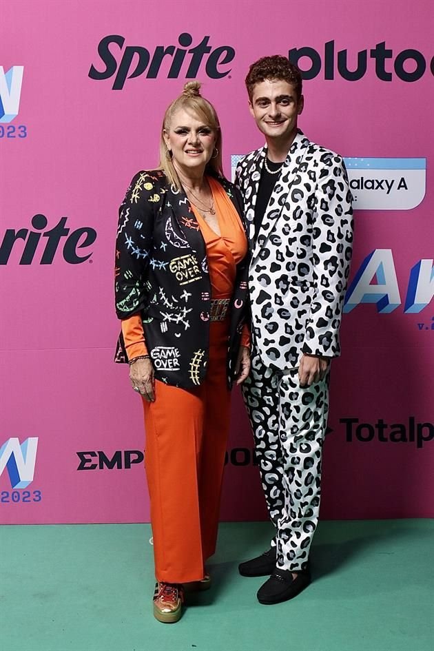 Erika Buenfil llegó acompañada de su hijo Nicolás a los MTV MIAW 2023.